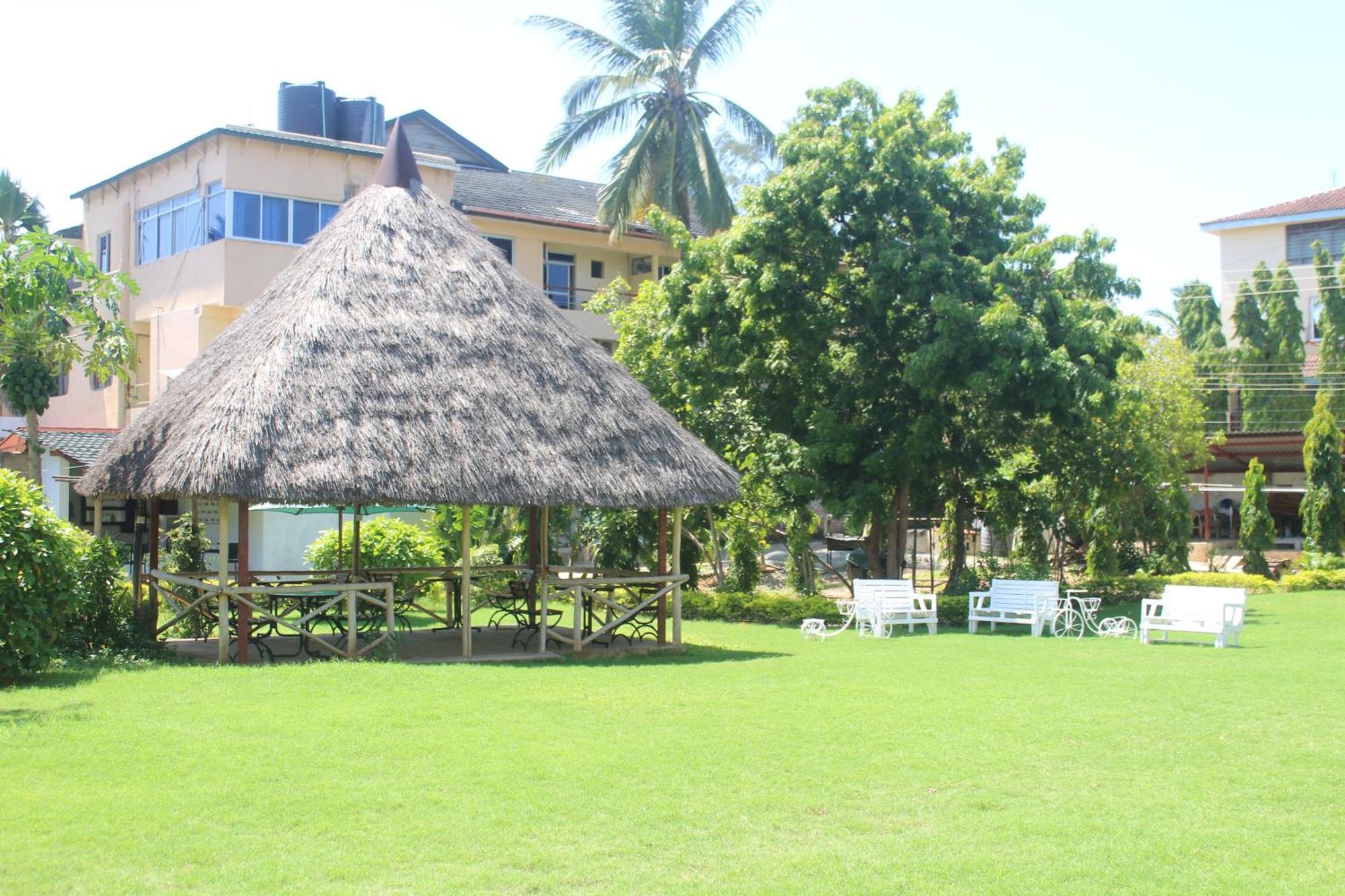 Pinebreeze Holiday Resort Nyali Beach Exterior foto